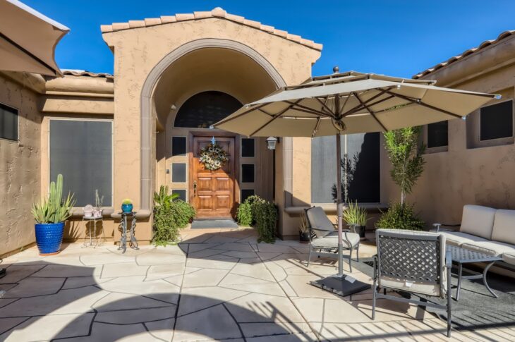 Private courtyard at Pinnacle Peak Assisted Living in Scottsdale, featuring shaded seating and welcoming architecture.