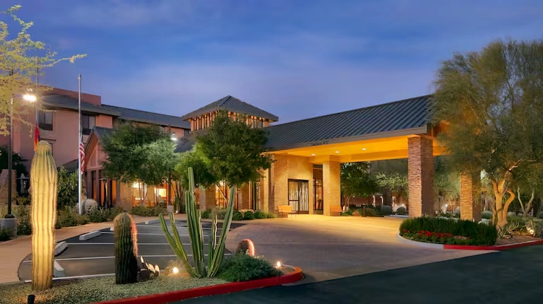 Evening exterior view of Hilton Garden Inn Scottsdale North/Perimeter