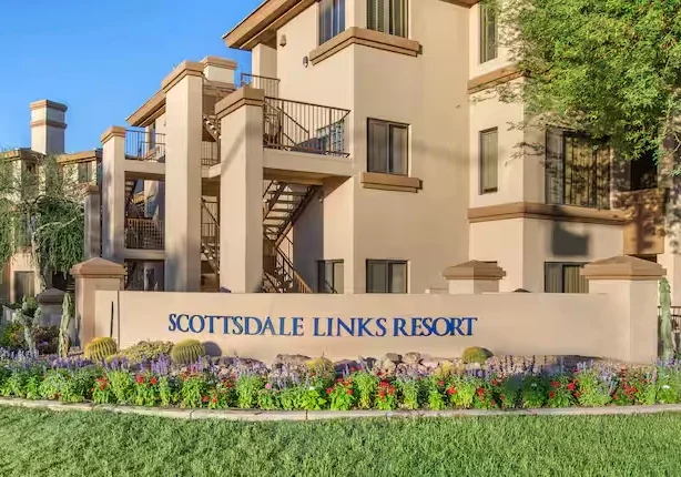 Main entrance and exterior view of Hilton Vacation Club Scottsdale Links Resort in North Scottsdale