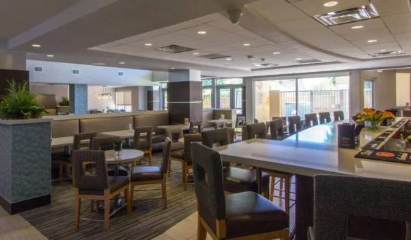 Restaurant and bar seating area at Holiday Inn & Suites Scottsdale North – Airpark